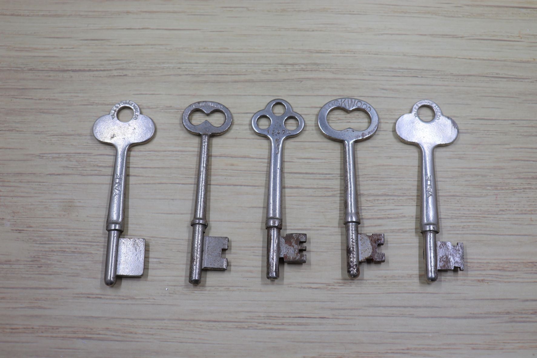 Lot of 5 Vintage Skeleton Keys